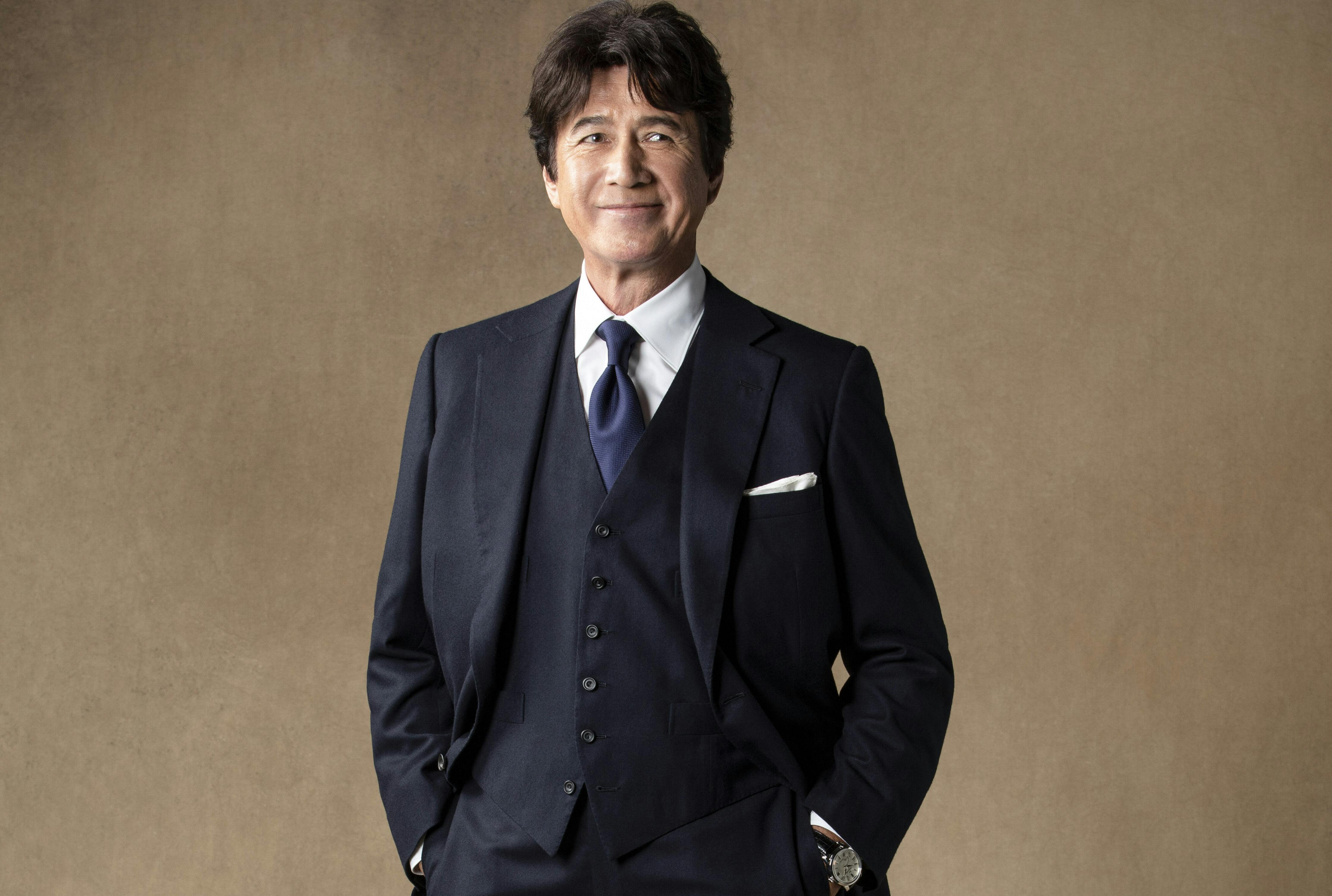 スーツ姿は軽やかに モデル時代にポーズ鍛えられた Nikkei Style スーツ姿は軽やかに モデル時代にポーズ鍛えられた Nikkei Style