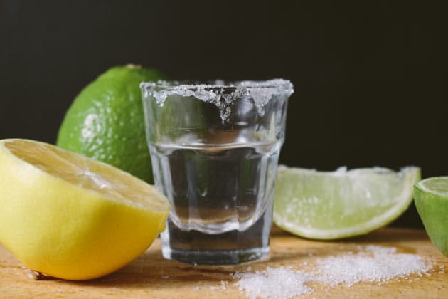 メスカル テキーラは塩で飲む かんきつで飲みやすく Nikkei Style メスカル テキーラは塩で飲む かんきつで飲みやすく Nikkei Style