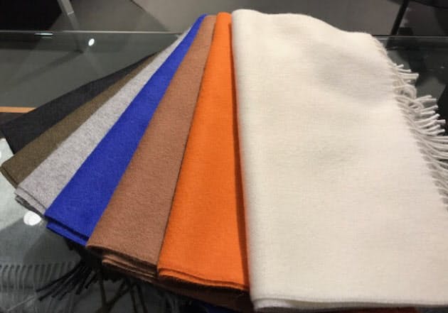 発色やデザイン楽しむ すっきりミニ 華やかツートーン マフラーで冬楽しむ Nikkei Style