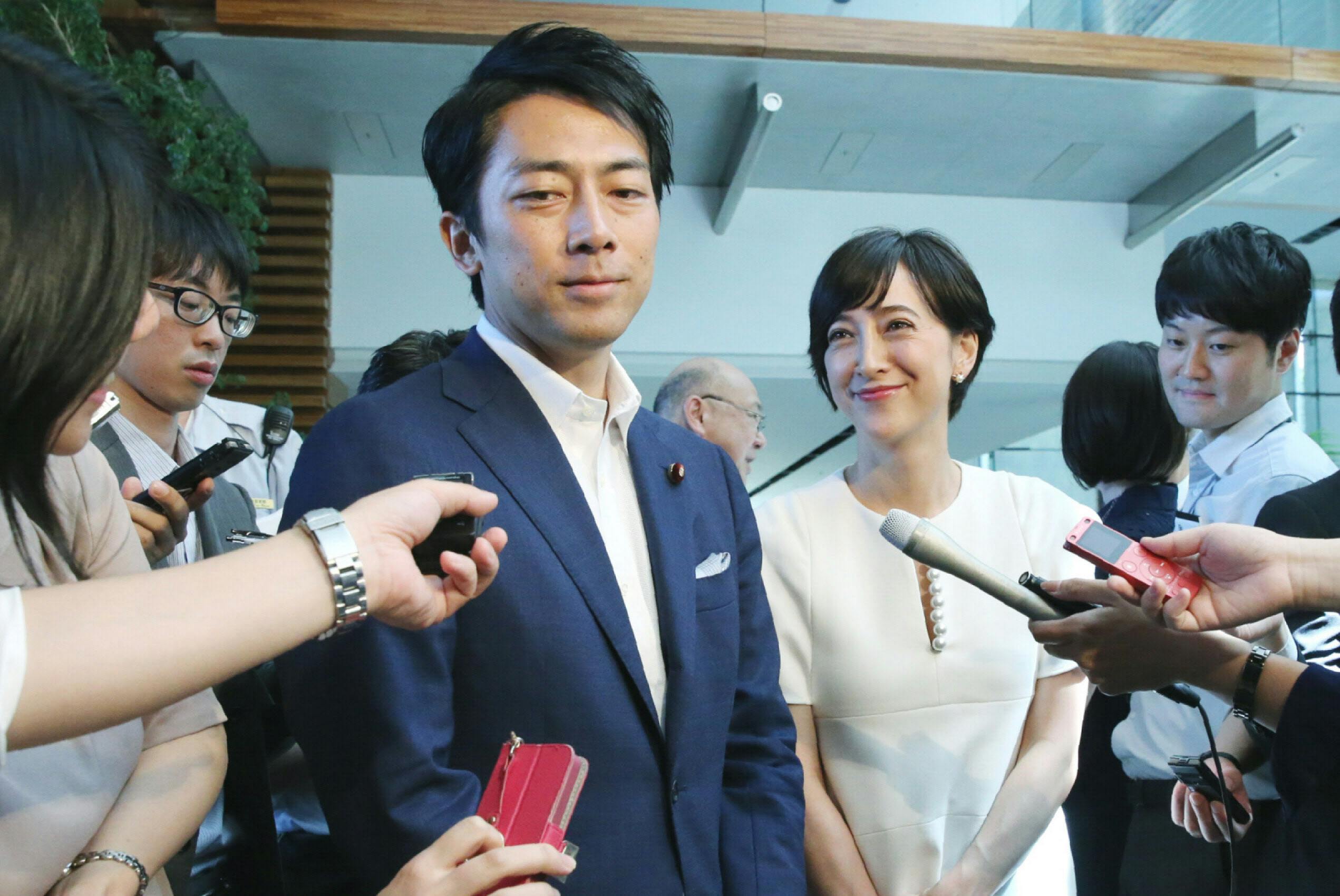 庶民派スーツにbdシャツ 抜かりない小泉家スタイル Nikkei Style