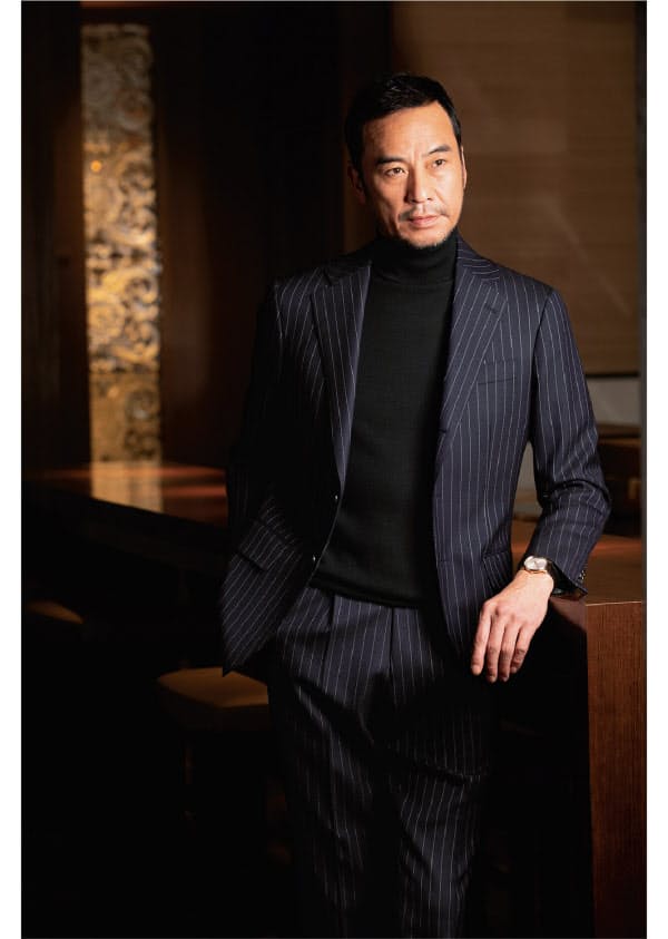 スーツ タートルでホテルバーへ 上品な大人の色気 Men S Fashion Nikkei Style