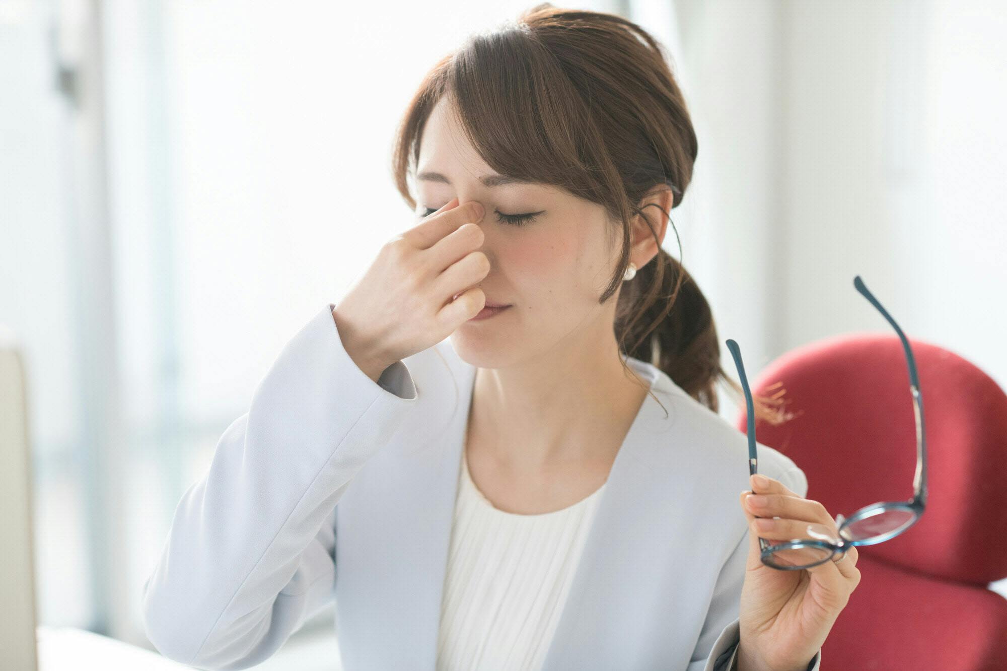 乾燥する冬はドライアイに注意 涙の成分変化で視力低下も Nikkei Style 乾燥する冬はドライアイに注意 涙の成分変化で視力低下も Nikkei Style