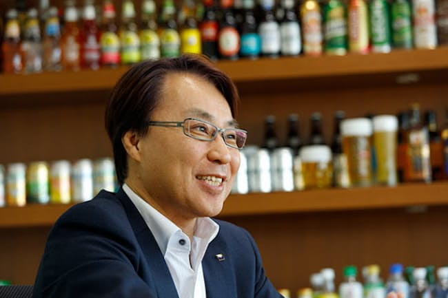 アサヒビール専務取締役 兼 専務執行役員 マーケティング本部長 兼 東京2020オリンピック・パラリンピック本部長 松山一雄氏。1960年生まれ、東京都出身。青山学院大学文学部卒業。鹿島建設、サトー(現サトーホールディングス)を経てノースウエスタン大学ケロッグ校にてMBA取得。その後、プロクター・アンド・ギャンブル(P&G)などを経て、2001年サトーに再入社。11年からサトーホールディングス社長。18年9月にアサヒビール入社 アサヒビール専務取締役 兼 専務執行役員 マーケティング本部長 兼 東京2020オリンピック・パラリンピック本部長 松山一雄氏。1960年生まれ、東京都出身。青山学院大学文学部卒業。鹿島建設、サトー(現サトーホールディングス)を経てノースウエスタン大学ケロッグ校にてMBA取得。その後、プロクター・アンド・ギャンブル(P&G)などを経て、2001年サトーに再入社。11年からサトーホールディングス社長。18年9月にアサヒビール入社