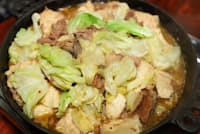 ホルモンと甘辛いたれの味がキャベツや木綿豆腐に染み込んだホルモン鍋(ホルモン幸楽) ホルモンと甘辛いたれの味がキャベツや木綿豆腐に染み込んだホルモン鍋(ホルモン幸楽)