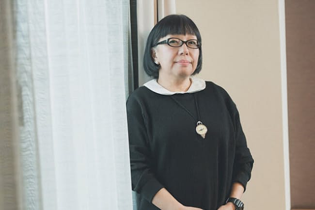 「言葉によって具体化されることで、歳をとってからも飴玉を取り出して舐めるような楽しい時間を味わうことができる」。だからこそ本を読むことが大切だと話す山田さん。それは「自分だけの至福を持つこと」にもつながるという。(NikkeiLUXEより) 「言葉によって具体化されることで、歳をとってからも飴玉を取り出して舐めるような楽しい時間を味わうことができる」。だからこそ本を読むことが大切だと話す山田さん。それは「自分だけの至福を持つこと」にもつながるという。(NikkeiLUXEより)