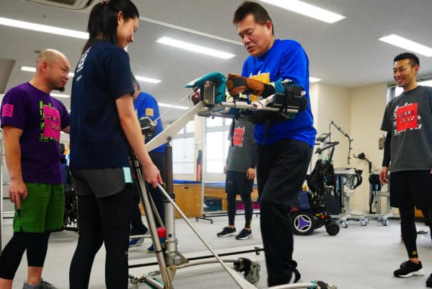 脊髄損傷 長期の筋トレで機能回復 補助付きで歩行も Nikkei Style 脊髄損傷 長期の筋トレで機能回復 補助付きで歩行も Nikkei Style