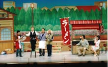 1つのギャグに全員がひっくり返るよしもと新喜劇は笑いのある職場のお手本(なんばグランド花月での公演)