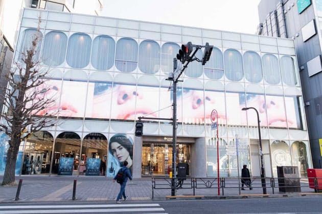 原宿にアットコスメ旗艦店 0ブランド以上の化粧品 Mono Trendy Nikkei Style