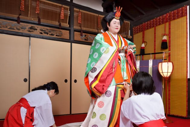 色選びで高貴なたたずまい 十二単を着てみた Nikkei Style 色選びで高貴なたたずまい 十二単を着てみた Nikkei Style