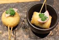 「TE kara TE」のくまコロ。右側は春巻き状に揚げてある。左は巻かないで揚げたもの 「TE kara TE」のくまコロ。右側は春巻き状に揚げてある。左は巻かないで揚げたもの