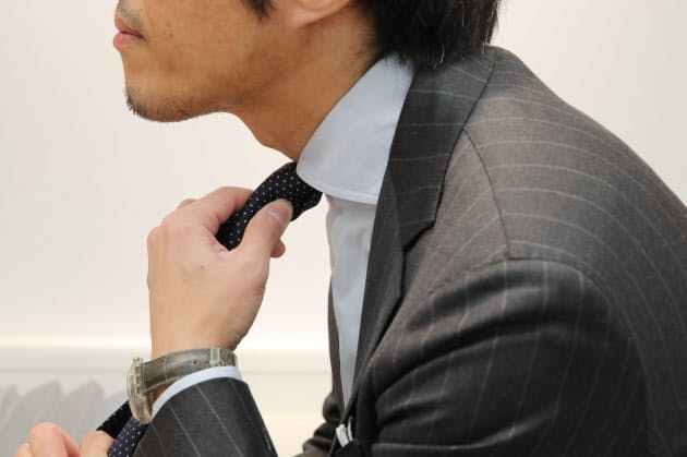 きれいにまとまりやすい セミウィンザーノット ネクタイのかっこいい結び方 2つ Nikkei Style