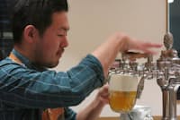 「ブルヴァール・トーキョー」オーナー佐藤裕介さん。注いでいるのはチェコのビール、ピルスナーウルケル。写真は最も一般的な「ハラディンカ」という注ぎ方だ 「ブルヴァール・トーキョー」オーナー佐藤裕介さん。注いでいるのはチェコのビール、ピルスナーウルケル。写真は最も一般的な「ハラディンカ」という注ぎ方だ