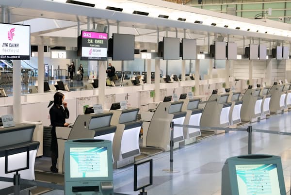 北京便が欠航した中国国際航空のチェックインカウンター(5日、羽田空港国際線ターミナル) 北京便が欠航した中国国際航空のチェックインカウンター(5日、羽田空港国際線ターミナル)