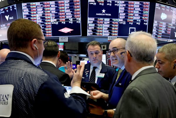 日米欧の株式相場が急落するなど新型コロナウイルス感染拡大をきっかけにした株安が続いている(2020年3月12日、米ニューヨーク証券取引所)ーロイター 日米欧の株式相場が急落するなど新型コロナウイルス感染拡大をきっかけにした株安が続いている(2020年3月12日、米ニューヨーク証券取引所)ーロイター