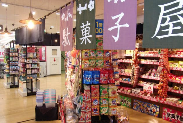 昭和懐かし 駄菓子屋コーナー 東京 亀有のダイソー Nikkei Style 昭和懐かし 駄菓子屋コーナー 東京 亀有のダイソー Nikkei Style