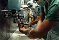 ドイツの医院で医師たちが手術前に手を洗う。手洗いは、19世紀後半になるまで一般的ではなかった(PHOTOGRAPH BY JOKER, DAVID AUSSERHOFER/ULLSTEIN BILD/GETTY) ドイツの医院で医師たちが手術前に手を洗う。手洗いは、19世紀後半になるまで一般的ではなかった(PHOTOGRAPH BY JOKER, DAVID AUSSERHOFER/ULLSTEIN BILD/GETTY)