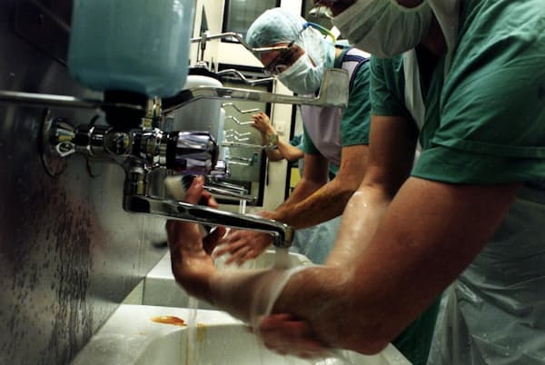 ドイツの医院で医師たちが手術前に手を洗う。手洗いは、19世紀後半になるまで一般的ではなかった(PHOTOGRAPH BY JOKER, DAVID AUSSERHOFER/ULLSTEIN BILD/GETTY) ドイツの医院で医師たちが手術前に手を洗う。手洗いは、19世紀後半になるまで一般的ではなかった(PHOTOGRAPH BY JOKER, DAVID AUSSERHOFER/ULLSTEIN BILD/GETTY)