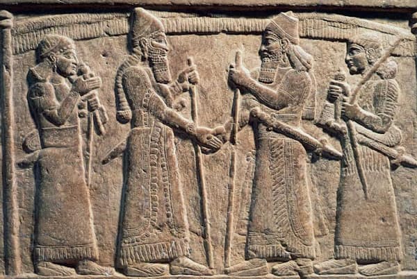 紀元前9世紀、バビロニア人と握手をするアッシリア王シャルマネセル3世をかたどったレリーフ。握手は古代の美術品にたびたび登場するモチーフだ(PHOTOGRAPH BY DEAGOSTINI, GETTY) 紀元前9世紀、バビロニア人と握手をするアッシリア王シャルマネセル3世をかたどったレリーフ。握手は古代の美術品にたびたび登場するモチーフだ(PHOTOGRAPH BY DEAGOSTINI, GETTY)