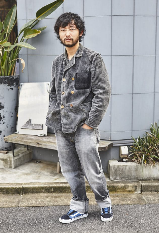 グレー系カラーで統一 ロールアップは思い切って太め幅で 大人に似合うデニムコー Nikkei Style グレー系カラーで統一 ロールアップは思い切って太め幅で 大人に似合うデニムコー Nikkei Style