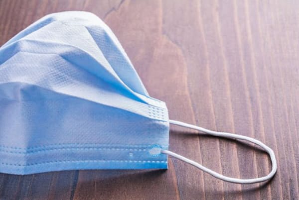 サージカルマスクの表面に付着した新型コロナウイルスは、少なくとも7日間感染力を維持し得ることが明らかに。(C)mihalec-123RF サージカルマスクの表面に付着した新型コロナウイルスは、少なくとも7日間感染力を維持し得ることが明らかに。(C)mihalec-123RF