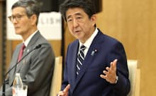 緊急事態宣言の全面解除を決め、諮問委員会の尾身会長(左)と記者会見する安倍首相(25日、首相官邸)