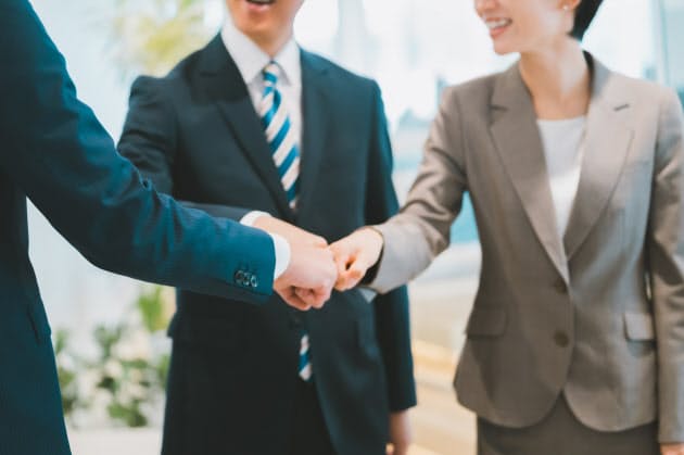 どうなる 新しい日常 のビジネスマナー 名刺交換は Nikkei Style どうなる 新しい日常 のビジネスマナー 名刺交換は Nikkei Style