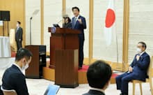 緊急事態宣言の全面解除を決め、記者会見する安倍首相(5月25日、首相官邸)