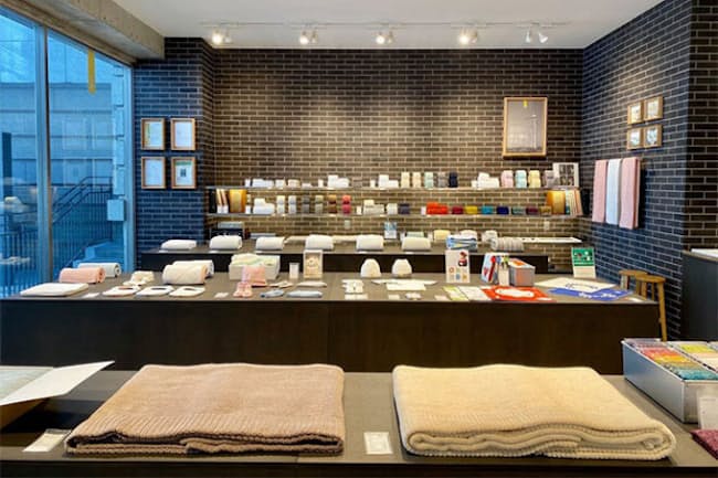 IKEUCHI ORGANIC KYOTO STOREの店内。オンライン接客は同店と消費者の自宅をZoomでつないで行う。予約方法はイケウチオーガニックの公式Twitterや京都店の公式Facebookで随時告知 IKEUCHI ORGANIC KYOTO STOREの店内。オンライン接客は同店と消費者の自宅をZoomでつないで行う。予約方法はイケウチオーガニックの公式Twitterや京都店の公式Facebookで随時告知
