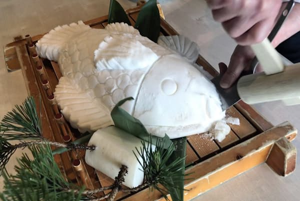 「銀波荘」の「鯛の塩釜」。陶器のように硬くなった塩を木づちで割る 「銀波荘」の「鯛の塩釜」。陶器のように硬くなった塩を木づちで割る