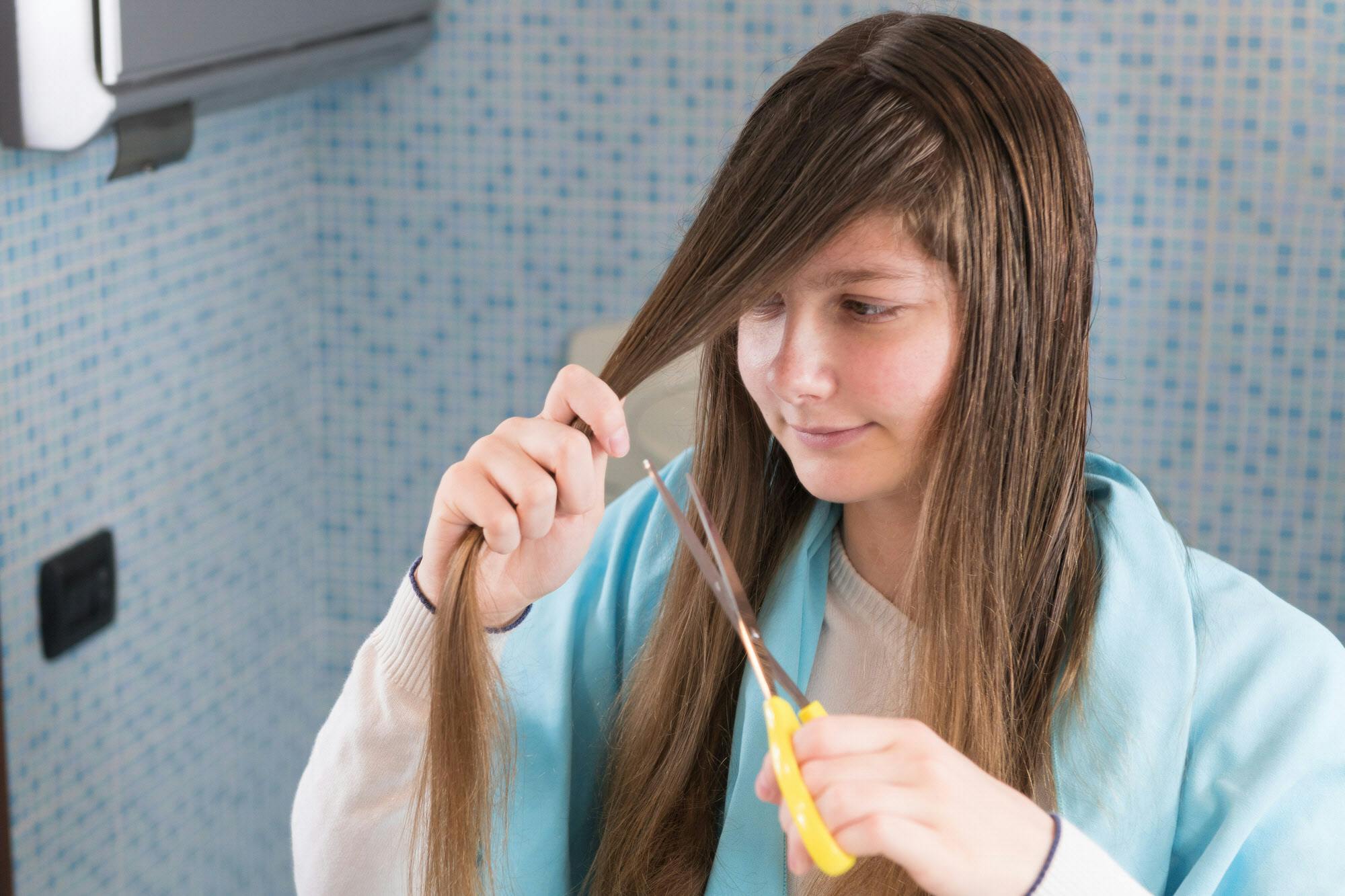 自分でヘアカット 乾いた状態で 前髪は縦か斜めに Woman Smart Nikkei Style