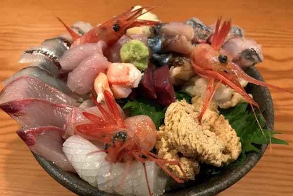 「能登前幸寿し」の海鮮丼は10種類以上の地元産魚介類を盛り付ける 「能登前幸寿し」の海鮮丼は10種類以上の地元産魚介類を盛り付ける