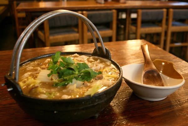 「ちよだ」では注文を受けてから煮込むので30分程度かかる 「ちよだ」では注文を受けてから煮込むので30分程度かかる