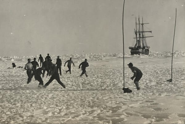 1915年、エンデュアランス号が流氷に閉じ込められ、南極探検家のアーネスト・シャクルトンと乗組員は何カ月も孤立、危険、不確実性と向き合うことになった。シャクルトンは乗組員の士気を高く維持するため、さまざまな気晴らしを考えたが、サッカーもその1つだった(PHOTOGRAPH BY FRANK HURLEY, SCOTT POLAR RESEARCH INSTITUTE, UNIVERSITY OF CAMBRIDGE/GETTY) 1915年、エンデュアランス号が流氷に閉じ込められ、南極探検家のアーネスト・シャクルトンと乗組員は何カ月も孤立、危険、不確実性と向き合うことになった。シャクルトンは乗組員の士気を高く維持するため、さまざまな気晴らしを考えたが、サッカーもその1つだった(PHOTOGRAPH BY FRANK HURLEY, SCOTT POLAR RESEARCH INSTITUTE, UNIVERSITY OF CAMBRIDGE/GETTY)