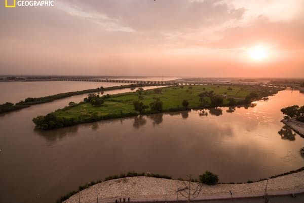 険しい山々を下った氷河の融解水は、パキスタンのシンド州の平野で堂々たる大河になる。奥に見えるサッカル堰(せき)は植民地時代に建設されたもの。インダス川の水を運河網に流して砂漠に送り、綿花や小麦、米の生産を可能にした。旧宗主国の英国が築いたこの灌漑(かんがい)システムは、今でも世界最大級を誇る(PHOTOGRAH BY BRENDAN HOFFMAN) 険しい山々を下った氷河の融解水は、パキスタンのシンド州の平野で堂々たる大河になる。奥に見えるサッカル堰(せき)は植民地時代に建設されたもの。インダス川の水を運河網に流して砂漠に送り、綿花や小麦、米の生産を可能にした。旧宗主国の英国が築いたこの灌漑(かんがい)システムは、今でも世界最大級を誇る(PHOTOGRAH BY BRENDAN HOFFMAN)