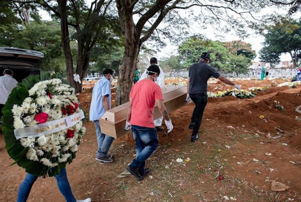 密閉された父親の棺を墓まで運ぶマノエル・ジョアキン・ダ・シウバ氏の息子たち。シウバ氏はCOVID-19の検査結果が出る前に79歳で死去した(PHOTOGRAPH BY GUI CHRIST) 密閉された父親の棺を墓まで運ぶマノエル・ジョアキン・ダ・シウバ氏の息子たち。シウバ氏はCOVID-19の検査結果が出る前に79歳で死去した(PHOTOGRAPH BY GUI CHRIST)