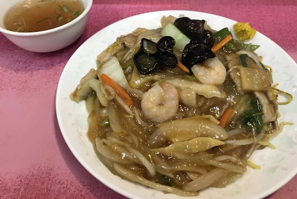 「中華食堂 桂苑」は具材の量が多く、箸でかき分けないと焼きそばにたどり着けない 「中華食堂 桂苑」は具材の量が多く、箸でかき分けないと焼きそばにたどり着けない