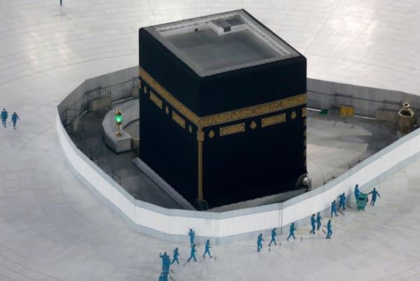 サウジアラビア、メッカの大モスクの中心部にあるイスラム教最高の聖地カアバ神殿の広場を消毒する作業員。2020年3月撮影。サウジアラビア政府は6月、毎年恒例のメッカ大巡礼を大幅に制限すると発表した(PHOTOGRAPH BY AMR NABIL, AP) サウジアラビア、メッカの大モスクの中心部にあるイスラム教最高の聖地カアバ神殿の広場を消毒する作業員。2020年3月撮影。サウジアラビア政府は6月、毎年恒例のメッカ大巡礼を大幅に制限すると発表した(PHOTOGRAPH BY AMR NABIL, AP)