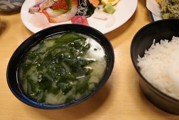 「びんび家」の定食には鳴門わかめがたっぷり入った味噌汁が付く 「びんび家」の定食には鳴門わかめがたっぷり入った味噌汁が付く