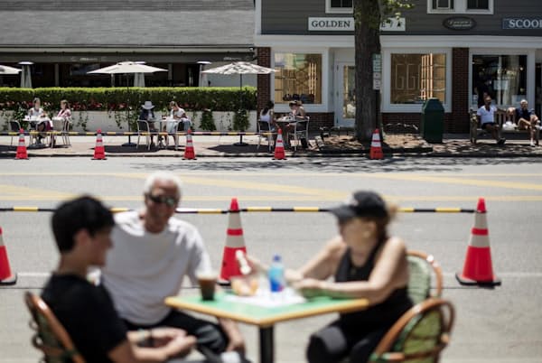 2020年6月13日、米ニューヨーク州イーストハンプトン。ニュータウン通りの両側にレストランのテーブルが並び、客が食事を楽しむ(PHOTOGRAPH BY KARSTEN MORAN, THE NEW YORK TIMES VIA REDUX) 2020年6月13日、米ニューヨーク州イーストハンプトン。ニュータウン通りの両側にレストランのテーブルが並び、客が食事を楽しむ(PHOTOGRAPH BY KARSTEN MORAN, THE NEW YORK TIMES VIA REDUX)