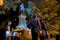 2020年6月19日、米ワシントンDCでアルバート・パイクの像を倒そうとする人々(PHOTOGRAPH BY EVELYN HOCKSTEIN, THE WASHINGTON POST/GETTY) 2020年6月19日、米ワシントンDCでアルバート・パイクの像を倒そうとする人々(PHOTOGRAPH BY EVELYN HOCKSTEIN, THE WASHINGTON POST/GETTY)