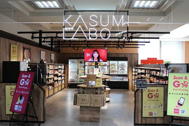 19年10月、茨城県つくば市にあるU.S.M.H傘下のカスミ本社1階にオープンした無人店舗の実験店「KASUMI LABO」。スマートフォンで商品登録・決済できる「U.S.M.H公式モバイルアプリ」と連動した新しい買い物体験を提供する 19年10月、茨城県つくば市にあるU.S.M.H傘下のカスミ本社1階にオープンした無人店舗の実験店「KASUMI LABO」。スマートフォンで商品登録・決済できる「U.S.M.H公式モバイルアプリ」と連動した新しい買い物体験を提供する