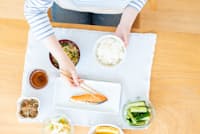 免疫を高める働きが期待されるビタミンDはサケなど魚に多く含まれる(写真はイメージ=PIXTA) 免疫を高める働きが期待されるビタミンDはサケなど魚に多く含まれる(写真はイメージ=PIXTA)