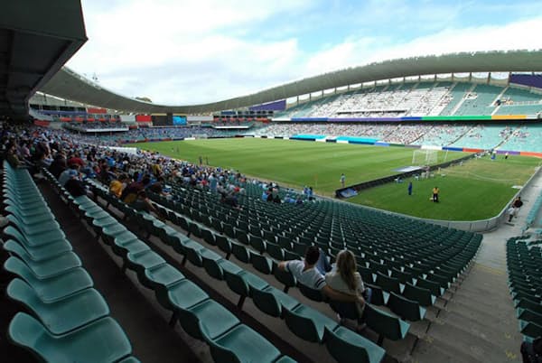 収容人数にかかわらず「5000人まで」という上限に、どのような根拠があるのでしょうか?(C)rorem-123RF 収容人数にかかわらず「5000人まで」という上限に、どのような根拠があるのでしょうか?(C)rorem-123RF