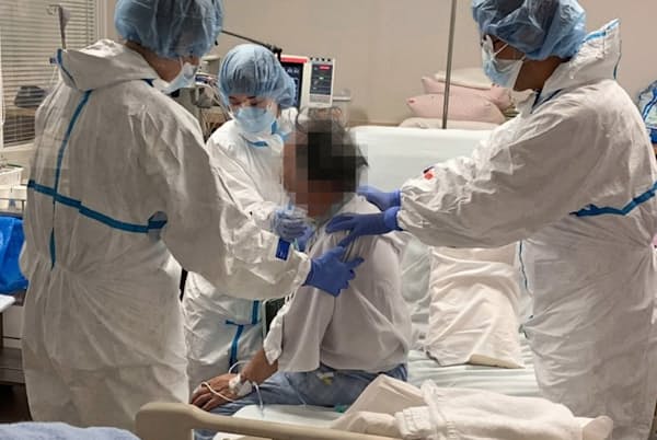 新型コロナの重症患者がICUの中でリハビリに取り組む=神戸市立医療センター中央市民病院提供、一部画像処理しています 新型コロナの重症患者がICUの中でリハビリに取り組む=神戸市立医療センター中央市民病院提供、一部画像処理しています