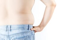 食べ過ぎや、運動不足で中性脂肪の数値は高くなる。写真はイメージ=(c)Wittaya Puangkingkaew-123RF 食べ過ぎや、運動不足で中性脂肪の数値は高くなる。写真はイメージ=(c)Wittaya Puangkingkaew-123RF