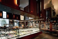 パーク ハイアット 東京の1階にあるデリカテッセン。サラダやサンドイッチ、スイーツなどがずらりと並ぶ パーク ハイアット 東京の1階にあるデリカテッセン。サラダやサンドイッチ、スイーツなどがずらりと並ぶ