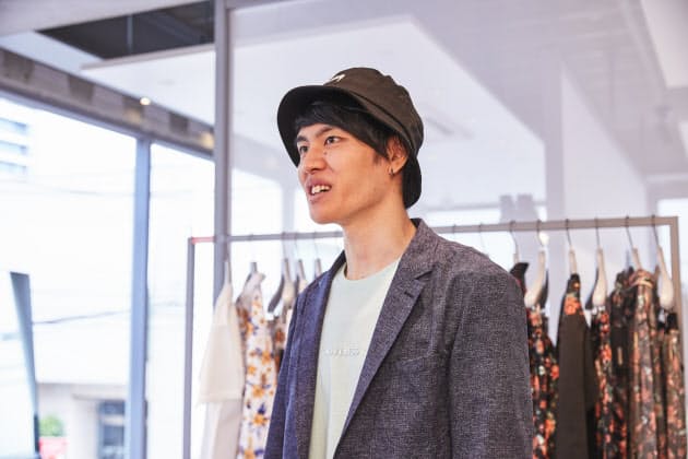 トレンドのバケットハット 前髪とのバランスが肝心 帽子 バッグ 小物コーデのコツ Nikkei Style