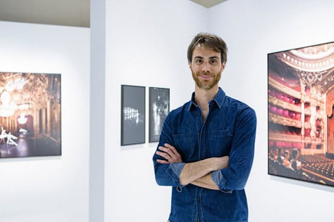 個展「In Situ」では、バレエの美学とスピリットをあますところなく表現。会場では、パリ・オペラ座のリハーサルスタジオや、ステージ上を行き交うダンサーたちの動きを、体感的に想像することができる。(NikkeiLUXEより) 個展「In Situ」では、バレエの美学とスピリットをあますところなく表現。会場では、パリ・オペラ座のリハーサルスタジオや、ステージ上を行き交うダンサーたちの動きを、体感的に想像することができる。(NikkeiLUXEより)