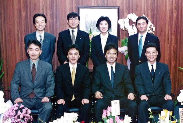 上場を目指して発足した運営部の部長を務めた(上段左端が本人) 上場を目指して発足した運営部の部長を務めた(上段左端が本人)