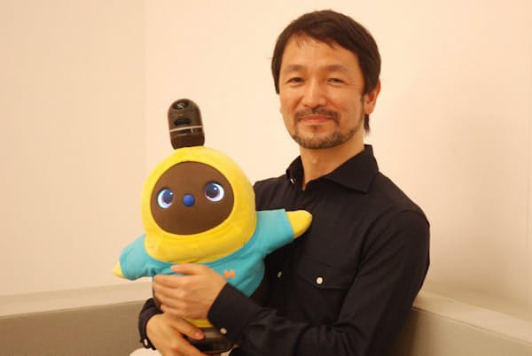 グルーブXの林要社長は家庭向けロボット「ラボット」を家族の一員と位置づける グルーブXの林要社長は家庭向けロボット「ラボット」を家族の一員と位置づける